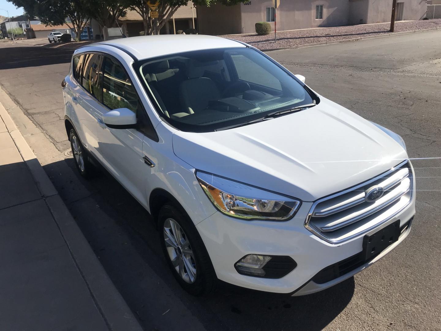 2019 WHITE /gray Ford Escape SE FWD (1FMCU0G9XKU) with an 2.0L L4 DOHC 16V engine, 6A transmission, located at 323 E Dunlap Ave., Phoenix, AZ, 85020, (602) 331-9000, 33.567677, -112.069000 - 2019 FORD ESCAPE SUV ,........ Great condition,.... Automatic, Ice Cold A/C, Beautiful white exterior with dark gray interior, Premium Sound CD, This SUV is gorgeous inside and out, Super clean, Well Maintained, Arizona title , Runs and Drives Excellent.....LOW MILES, ONLY 111k original miles, passe- Photo#5