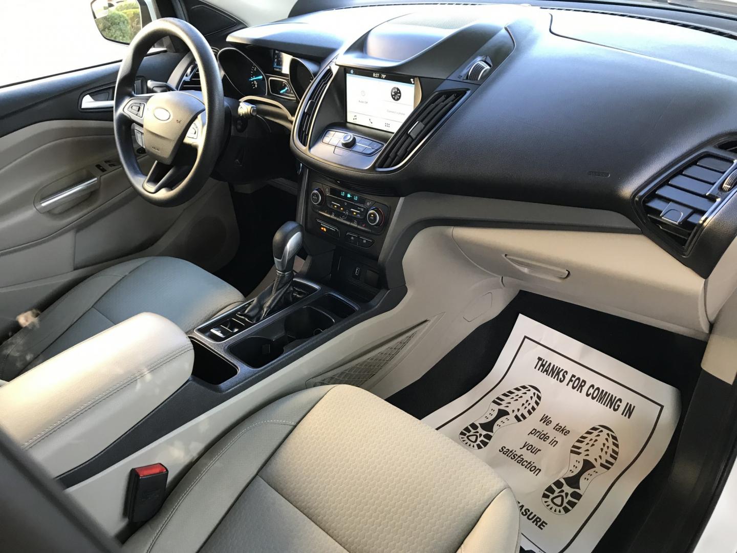2019 WHITE /gray Ford Escape SE FWD (1FMCU0G9XKU) with an 2.0L L4 DOHC 16V engine, 6A transmission, located at 323 E Dunlap Ave., Phoenix, AZ, 85020, (602) 331-9000, 33.567677, -112.069000 - 2019 FORD ESCAPE SUV ,........ Great condition,.... Automatic, Ice Cold A/C, Beautiful white exterior with dark gray interior, Premium Sound CD, This SUV is gorgeous inside and out, Super clean, Well Maintained, Arizona title , Runs and Drives Excellent.....LOW MILES, ONLY 111k original miles, passe- Photo#7