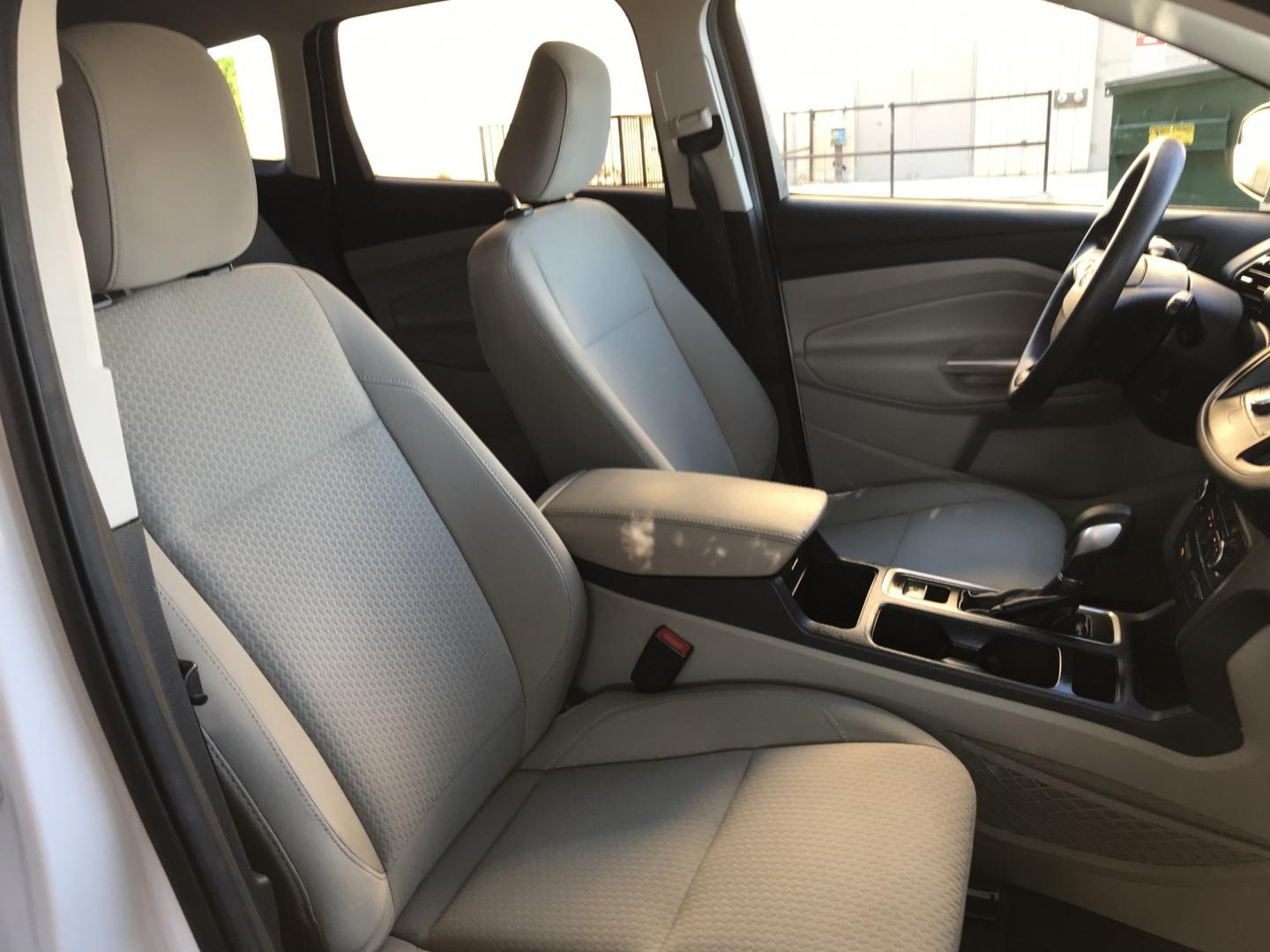 2019 WHITE /gray Ford Escape SE FWD (1FMCU0G9XKU) with an 2.0L L4 DOHC 16V engine, 6A transmission, located at 323 E Dunlap Ave., Phoenix, AZ, 85020, (602) 331-9000, 33.567677, -112.069000 - 2019 FORD ESCAPE SUV ,........ Great condition,.... Automatic, Ice Cold A/C, Beautiful white exterior with dark gray interior, Premium Sound CD, This SUV is gorgeous inside and out, Super clean, Well Maintained, Arizona title , Runs and Drives Excellent.....LOW MILES, ONLY 111k original miles, passe- Photo#8