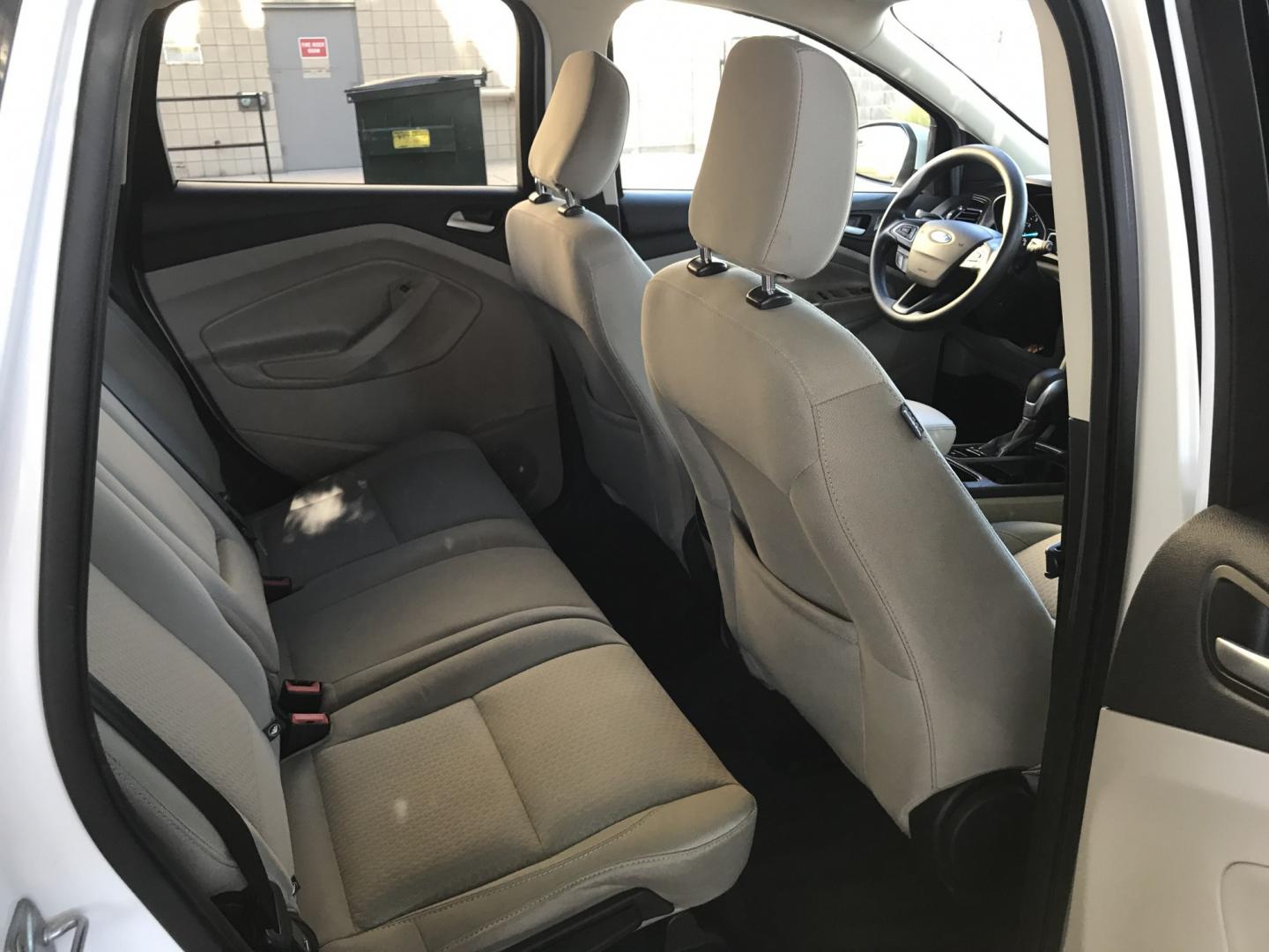 2019 WHITE /gray Ford Escape SE FWD (1FMCU0G9XKU) with an 2.0L L4 DOHC 16V engine, 6A transmission, located at 323 E Dunlap Ave., Phoenix, AZ, 85020, (602) 331-9000, 33.567677, -112.069000 - 2019 FORD ESCAPE SUV ,........ Great condition,.... Automatic, Ice Cold A/C, Beautiful white exterior with dark gray interior, Premium Sound CD, This SUV is gorgeous inside and out, Super clean, Well Maintained, Arizona title , Runs and Drives Excellent.....LOW MILES, ONLY 111k original miles, passe- Photo#9