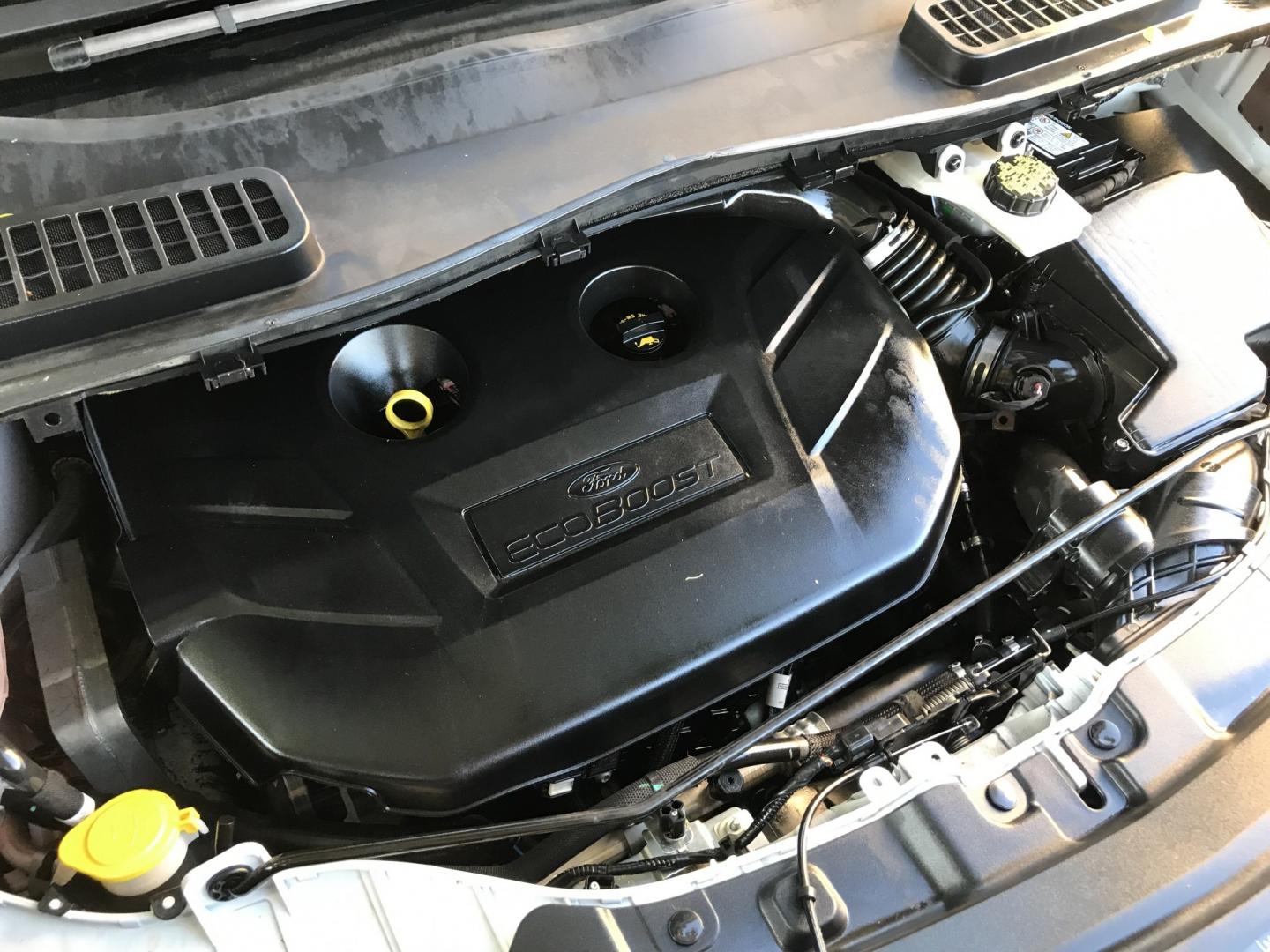 2019 WHITE /gray Ford Escape SE FWD (1FMCU0G9XKU) with an 2.0L L4 DOHC 16V engine, 6A transmission, located at 323 E Dunlap Ave., Phoenix, AZ, 85020, (602) 331-9000, 33.567677, -112.069000 - 2019 FORD ESCAPE SUV ,........ Great condition,.... Automatic, Ice Cold A/C, Beautiful white exterior with dark gray interior, Premium Sound CD, This SUV is gorgeous inside and out, Super clean, Well Maintained, Arizona title , Runs and Drives Excellent.....LOW MILES, ONLY 111k original miles, passe- Photo#15