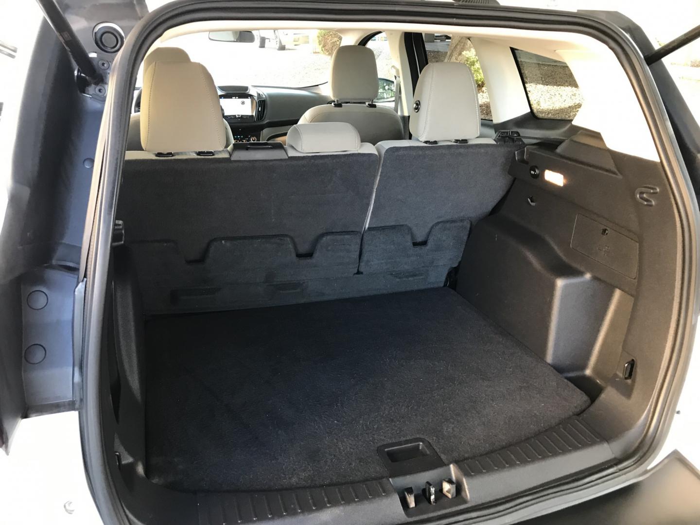 2019 WHITE /gray Ford Escape SE FWD (1FMCU0G9XKU) with an 2.0L L4 DOHC 16V engine, 6A transmission, located at 323 E Dunlap Ave., Phoenix, AZ, 85020, (602) 331-9000, 33.567677, -112.069000 - 2019 FORD ESCAPE SUV ,........ Great condition,.... Automatic, Ice Cold A/C, Beautiful white exterior with dark gray interior, Premium Sound CD, This SUV is gorgeous inside and out, Super clean, Well Maintained, Arizona title , Runs and Drives Excellent.....LOW MILES, ONLY 111k original miles, passe- Photo#16