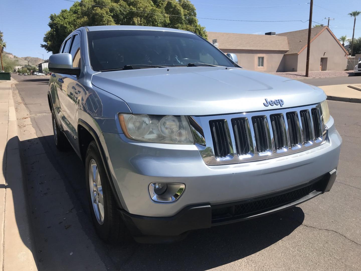 2013 BLUE /gray Jeep Grand Cherokee Laredo 2WD (1C4RJEAG7DC) with an 3.6L V6 DOHC 24V engine, 5-Speed Automatic transmission, located at 323 E Dunlap Ave., Phoenix, AZ, 85020, (602) 331-9000, 33.567677, -112.069000 - 2013 JEEP GRAND CHEROKEE LAREDO SUV ,........ Great condition,.... Automatic, Ice Cold A/C, Beautiful blue exterior with dark gray interior, Premium Sound CD, This SUV is gorgeous inside and out, Super clean, Well Maintained, Arizona title , Runs and Drives Excellent.....LOW MILES, ONLY 153k origina- Photo#4
