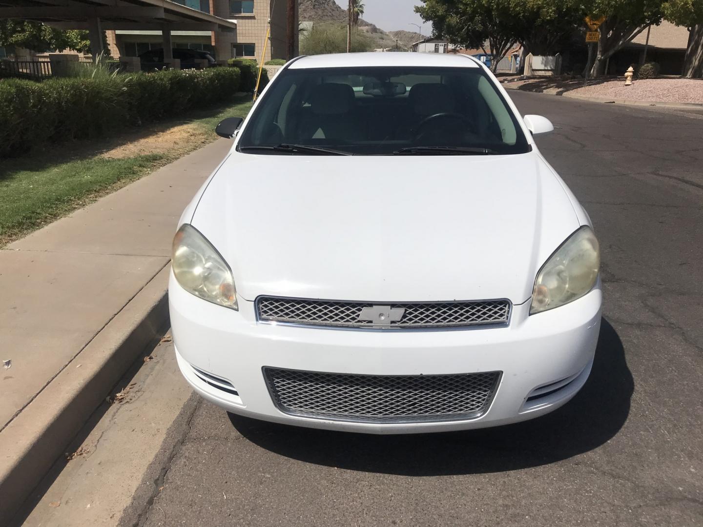 2013 WHITE /gray Chevrolet Impala LT (2G1WB5E3XD1) with an 3.6L V6 DOHC 16V FFV engine, 6-Speed Automatic transmission, located at 323 E Dunlap Ave., Phoenix, AZ, 85020, (602) 331-9000, 33.567677, -112.069000 - 2013 CHEVY IMPALA LT ,........ Automatic, Ice Cold A/C, Beautiful white exterior with gray interior, Premium Sound CD, Michelin tires, This sedan is gorgeous inside and out, Super clean, Well Maintained, Arizona title , Runs and Drives Excellent.....196k original miles, passed emissions..... Call- Photo#3
