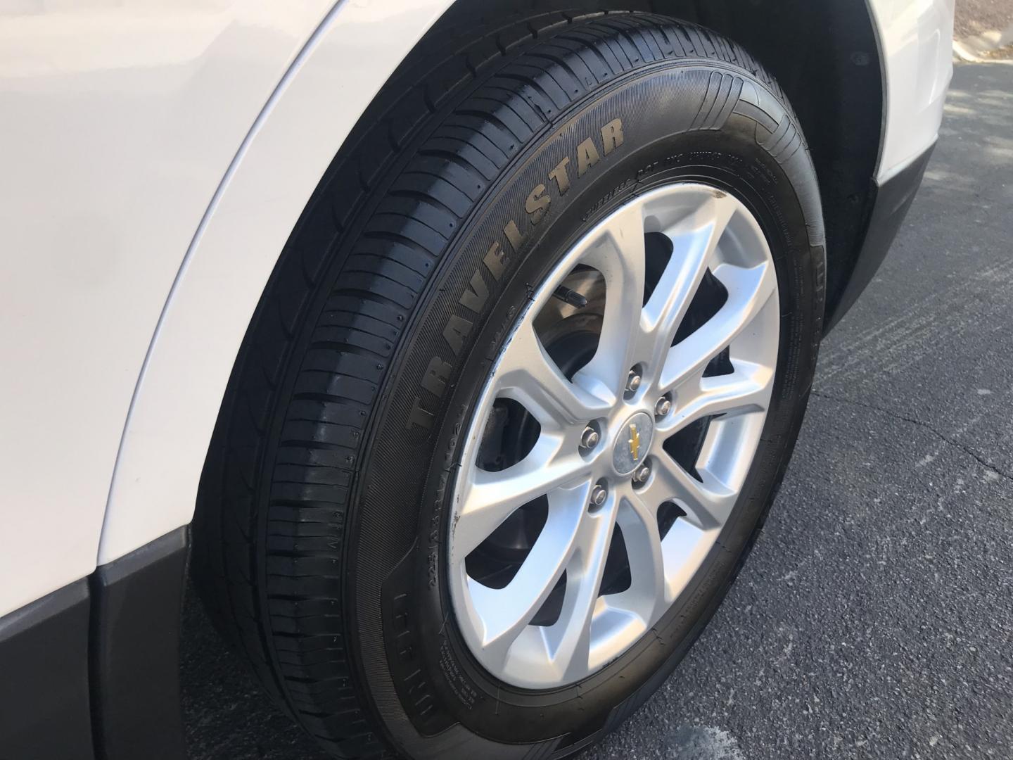 2019 WHITE /gray Chevrolet Equinox LT AWD (2GNAXUEV6K6) with an 1.5L L4 DOHC 16V TURBO engine, 6A transmission, located at 323 E Dunlap Ave., Phoenix, AZ, 85020, (602) 331-9000, 33.567677, -112.069000 - 2019 Chevrolet Equinox LT 4WD AWD ,..... Super Economical SUV.. Automatic, 4cyl. 1.5L..... Cold A/C, White and gray interior with cloth seats, Backup Camera, Premium Sound CD, Power Options, Incredible gas mileage! Arizona title , Runs and Drives Excellent.....Well Maintained, 177k miles, passed emi- Photo#16
