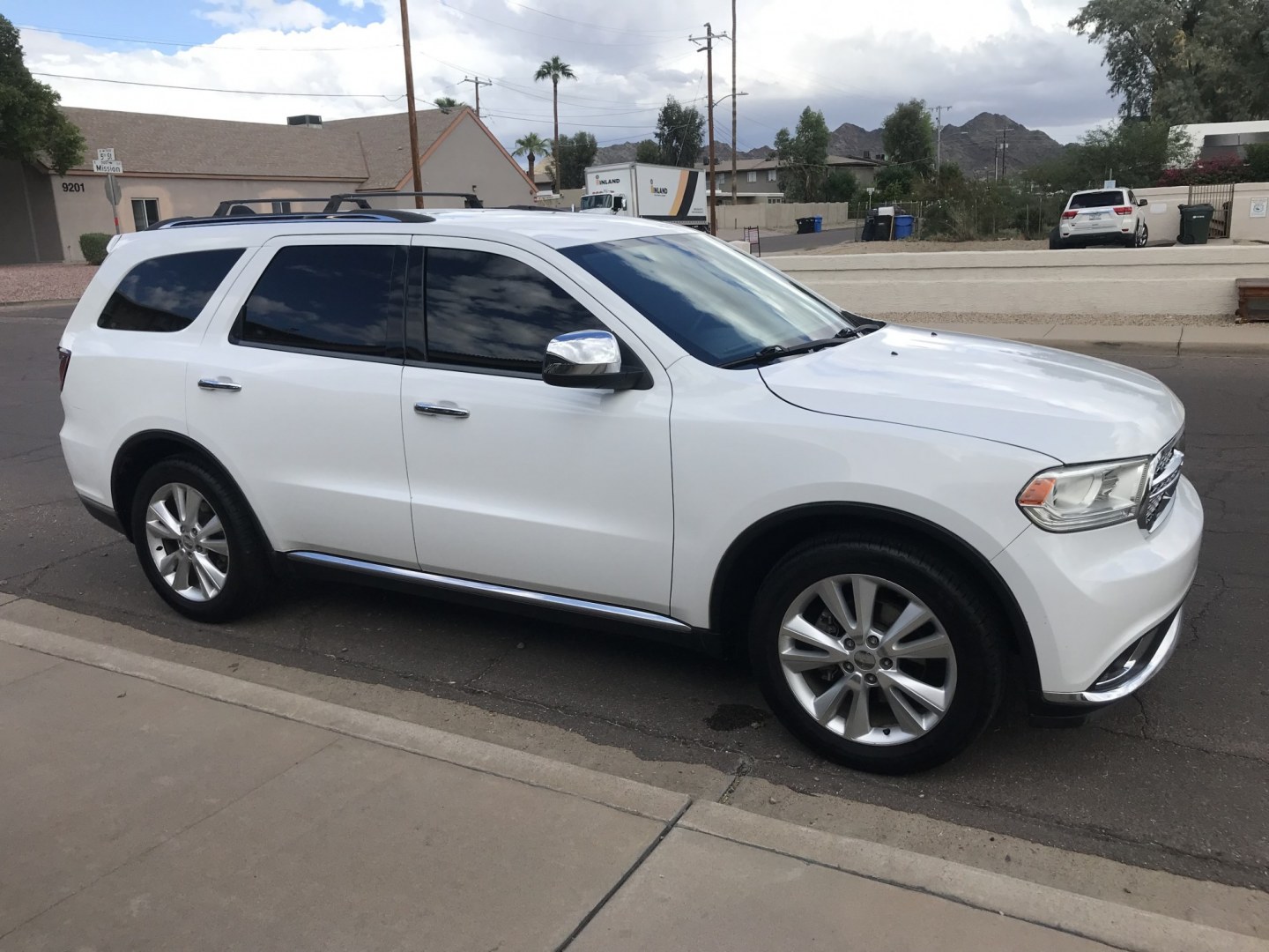 2017 WHITE /gray Dodge Durango SXT RWD (1C4RDHAG6HC) with an 3.6L V6 DOHC 24V engine, 8A transmission, located at 323 E Dunlap Ave., Phoenix, AZ, 85020, (602) 331-9000, 33.567677, -112.069000 - 2017 DODGE DURANGO SUV ,.......EXCELLENT condition,.... 3RD ROW SEATING,........ Automatic, 6cyl. 3.6L ..... Ice Cold A/C, White and gray interior with cloth seats, Backup Camera, Premium Sound CD, Power Options, This suv is gorgeous inside and out, Clean title , Runs and Drives Excellent.....Well- Photo#6