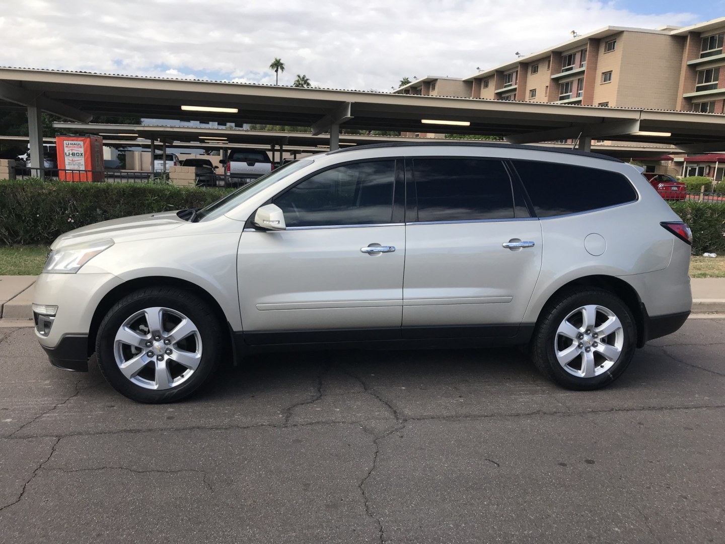 2016 gold /gray Chevrolet Traverse 1LT FWD (1GNKRGKDXGJ) with an 3.6L V6 DOHC 24V engine, 6A transmission, located at 323 E Dunlap Ave., Phoenix, AZ, 85020, (602) 331-9000, 33.567677, -112.069000 - 2016 Chevrolet Traverse 1LT FWD SUV ,.......3RD ROW Seating, Great condition,.... Automatic, 6cyl. 3.6L..... Cold A/C, Gold and gray interior with cloth seats in near perfect condition, Backup Camera, Premiumm Sound CD, Power Options, This suv is gorgeous inside and out, Incredible gas mileage! Ariz- Photo#2