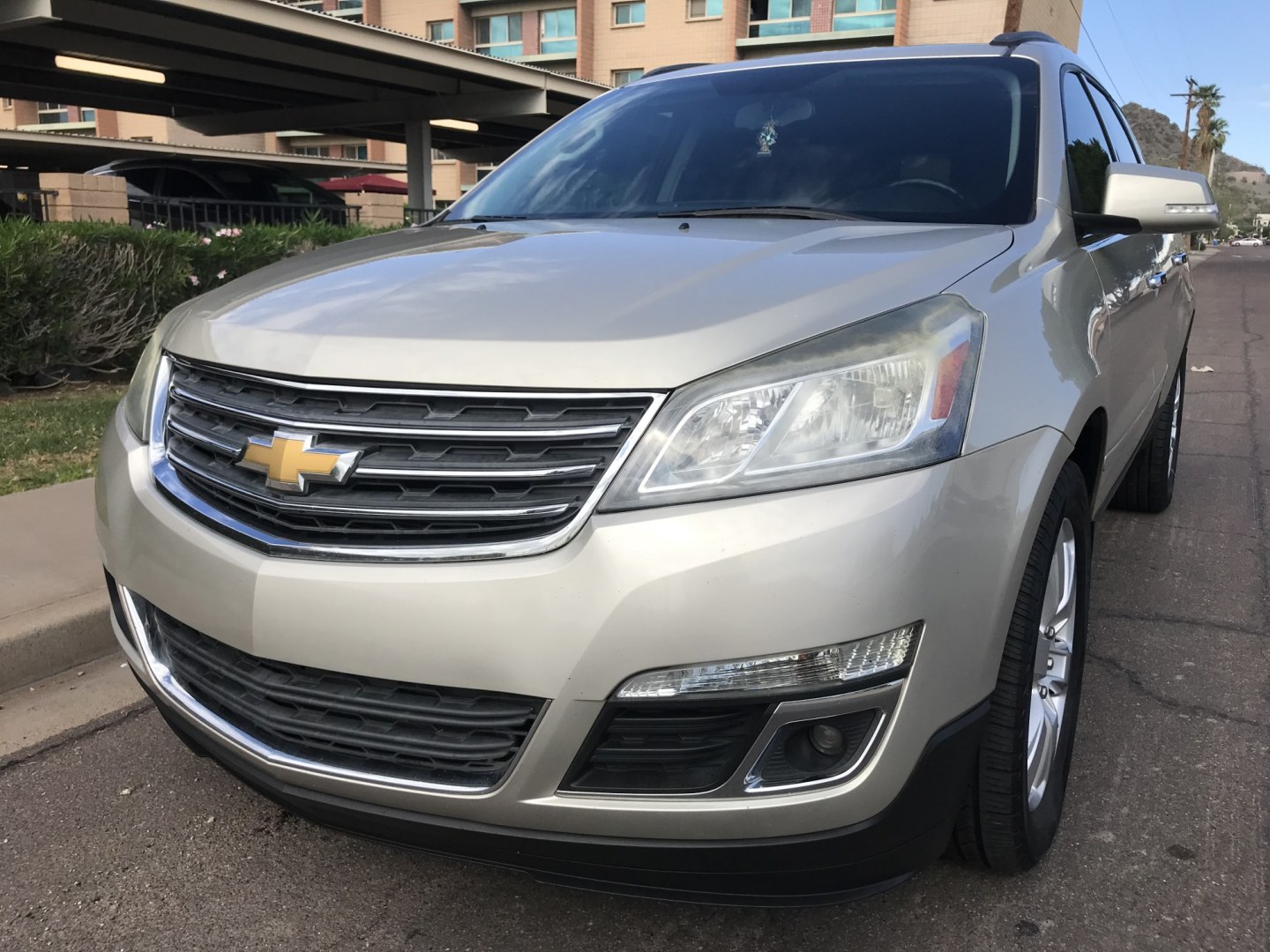 2016 gold /gray Chevrolet Traverse 1LT FWD (1GNKRGKDXGJ) with an 3.6L V6 DOHC 24V engine, 6A transmission, located at 323 E Dunlap Ave., Phoenix, AZ, 85020, (602) 331-9000, 33.567677, -112.069000 - 2016 Chevrolet Traverse 1LT FWD SUV ,.......3RD ROW Seating, Great condition,.... Automatic, 6cyl. 3.6L..... Cold A/C, Gold and gray interior with cloth seats in near perfect condition, Backup Camera, Premiumm Sound CD, Power Options, This suv is gorgeous inside and out, Incredible gas mileage! Ariz- Photo#0