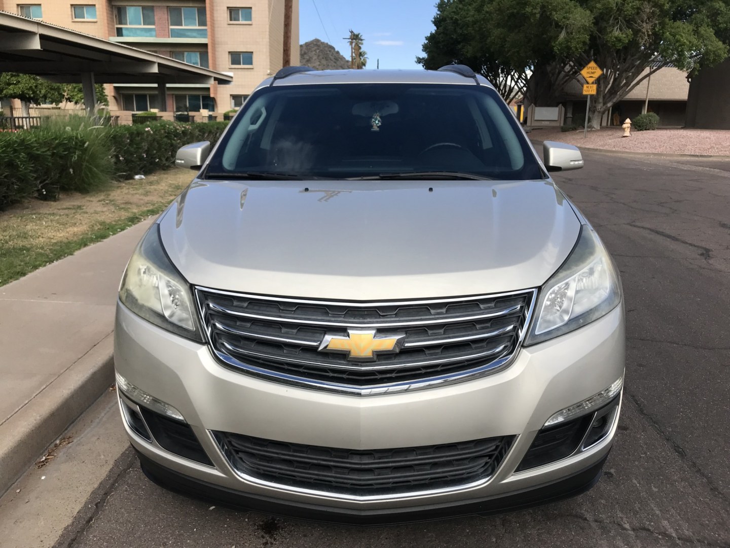 2016 gold /gray Chevrolet Traverse 1LT FWD (1GNKRGKDXGJ) with an 3.6L V6 DOHC 24V engine, 6A transmission, located at 323 E Dunlap Ave., Phoenix, AZ, 85020, (602) 331-9000, 33.567677, -112.069000 - 2016 Chevrolet Traverse 1LT FWD SUV ,.......3RD ROW Seating, Great condition,.... Automatic, 6cyl. 3.6L..... Cold A/C, Gold and gray interior with cloth seats in near perfect condition, Backup Camera, Premiumm Sound CD, Power Options, This suv is gorgeous inside and out, Incredible gas mileage! Ariz- Photo#3