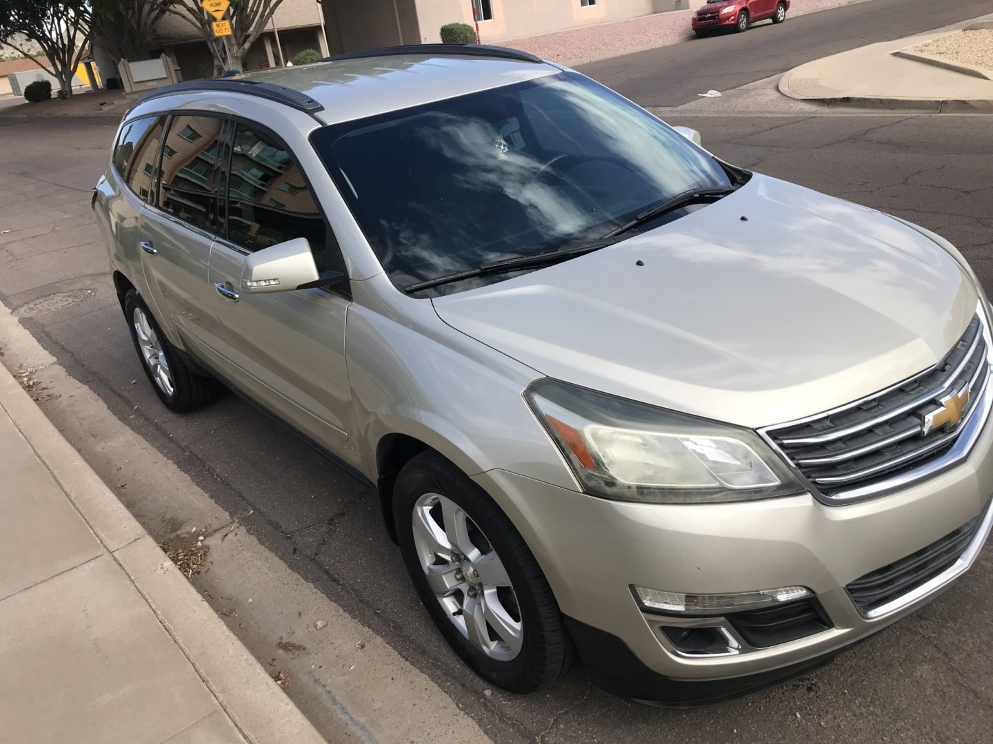 2016 gold /gray Chevrolet Traverse 1LT FWD (1GNKRGKDXGJ) with an 3.6L V6 DOHC 24V engine, 6A transmission, located at 323 E Dunlap Ave., Phoenix, AZ, 85020, (602) 331-9000, 33.567677, -112.069000 - 2016 Chevrolet Traverse 1LT FWD SUV ,.......3RD ROW Seating, Great condition,.... Automatic, 6cyl. 3.6L..... Cold A/C, Gold and gray interior with cloth seats in near perfect condition, Backup Camera, Premiumm Sound CD, Power Options, This suv is gorgeous inside and out, Incredible gas mileage! Ariz- Photo#5