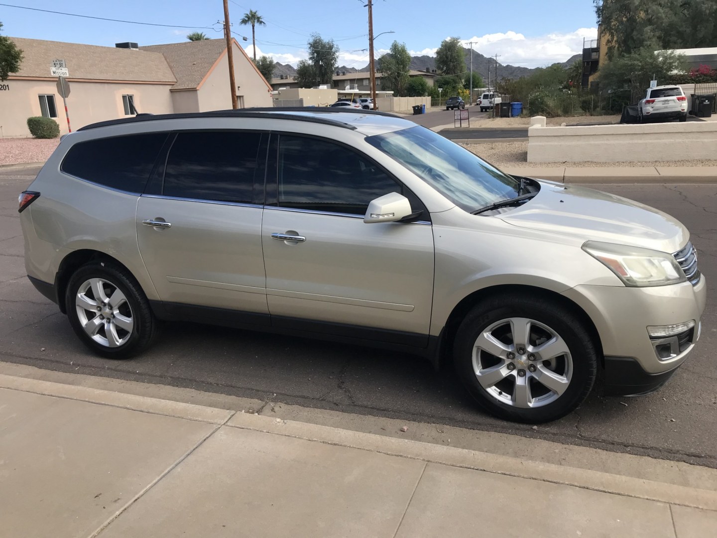2016 gold /gray Chevrolet Traverse 1LT FWD (1GNKRGKDXGJ) with an 3.6L V6 DOHC 24V engine, 6A transmission, located at 323 E Dunlap Ave., Phoenix, AZ, 85020, (602) 331-9000, 33.567677, -112.069000 - 2016 Chevrolet Traverse 1LT FWD SUV ,.......3RD ROW Seating, Great condition,.... Automatic, 6cyl. 3.6L..... Cold A/C, Gold and gray interior with cloth seats in near perfect condition, Backup Camera, Premiumm Sound CD, Power Options, This suv is gorgeous inside and out, Incredible gas mileage! Ariz- Photo#6