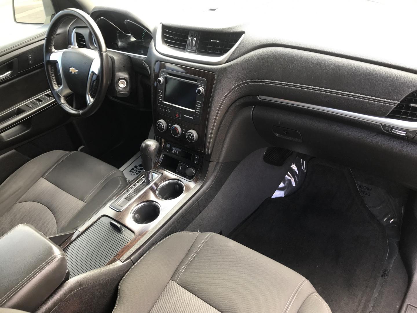 2016 gold /gray Chevrolet Traverse 1LT FWD (1GNKRGKDXGJ) with an 3.6L V6 DOHC 24V engine, 6A transmission, located at 323 E Dunlap Ave., Phoenix, AZ, 85020, (602) 331-9000, 33.567677, -112.069000 - 2016 Chevrolet Traverse 1LT FWD SUV ,.......3RD ROW Seating, Great condition,.... Automatic, 6cyl. 3.6L..... Cold A/C, Gold and gray interior with cloth seats in near perfect condition, Backup Camera, Premiumm Sound CD, Power Options, This suv is gorgeous inside and out, Incredible gas mileage! Ariz- Photo#7
