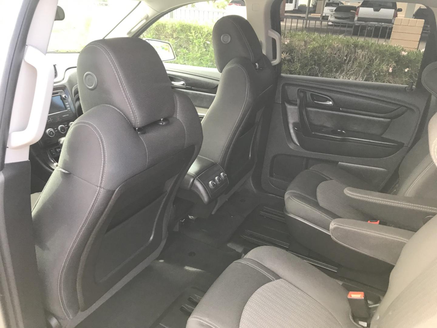 2016 gold /gray Chevrolet Traverse 1LT FWD (1GNKRGKDXGJ) with an 3.6L V6 DOHC 24V engine, 6A transmission, located at 323 E Dunlap Ave., Phoenix, AZ, 85020, (602) 331-9000, 33.567677, -112.069000 - 2016 Chevrolet Traverse 1LT FWD SUV ,.......3RD ROW Seating, Great condition,.... Automatic, 6cyl. 3.6L..... Cold A/C, Gold and gray interior with cloth seats in near perfect condition, Backup Camera, Premiumm Sound CD, Power Options, This suv is gorgeous inside and out, Incredible gas mileage! Ariz- Photo#11
