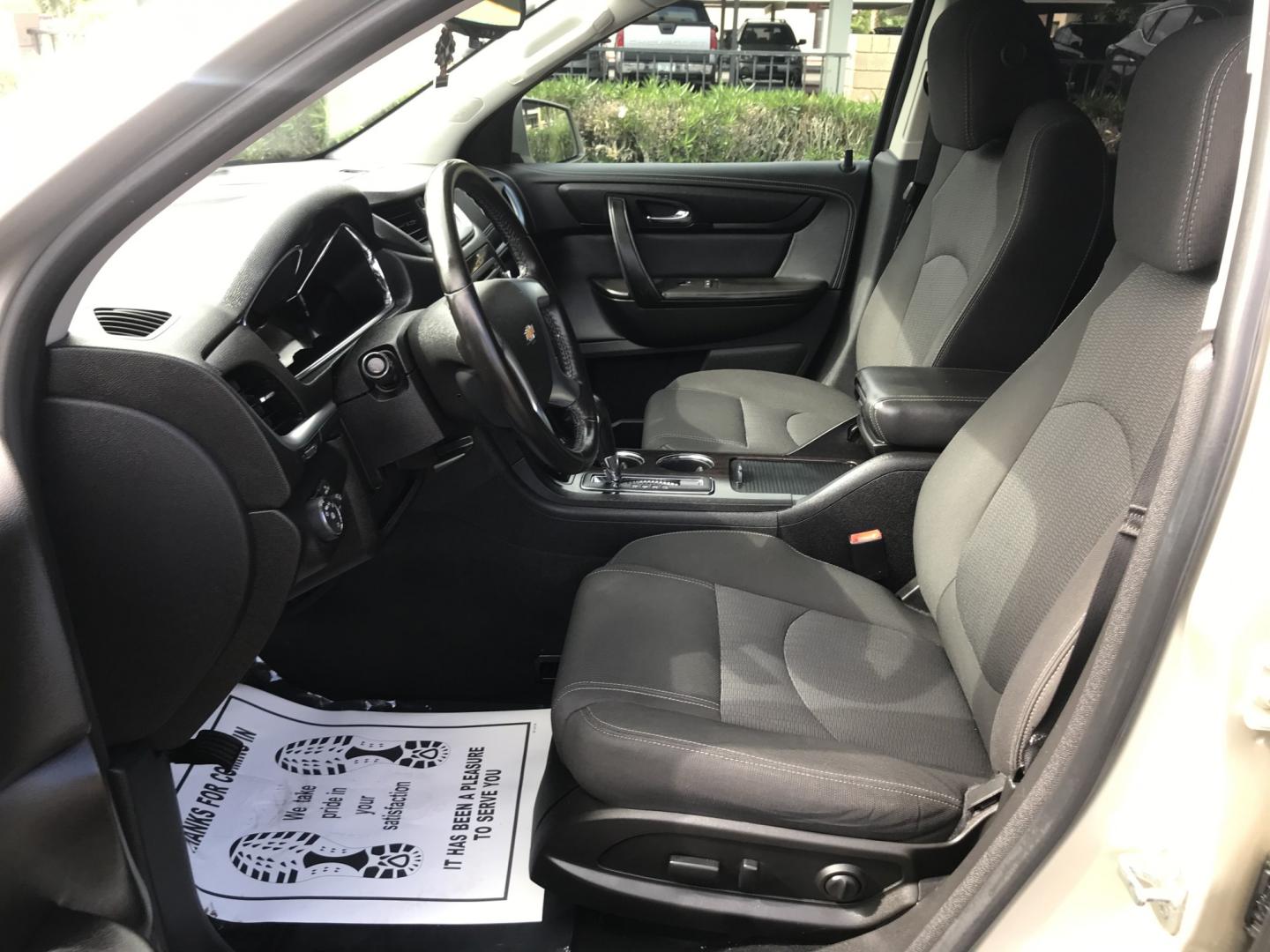 2016 gold /gray Chevrolet Traverse 1LT FWD (1GNKRGKDXGJ) with an 3.6L V6 DOHC 24V engine, 6A transmission, located at 323 E Dunlap Ave., Phoenix, AZ, 85020, (602) 331-9000, 33.567677, -112.069000 - 2016 Chevrolet Traverse 1LT FWD SUV ,.......3RD ROW Seating, Great condition,.... Automatic, 6cyl. 3.6L..... Cold A/C, Gold and gray interior with cloth seats in near perfect condition, Backup Camera, Premiumm Sound CD, Power Options, This suv is gorgeous inside and out, Incredible gas mileage! Ariz- Photo#14