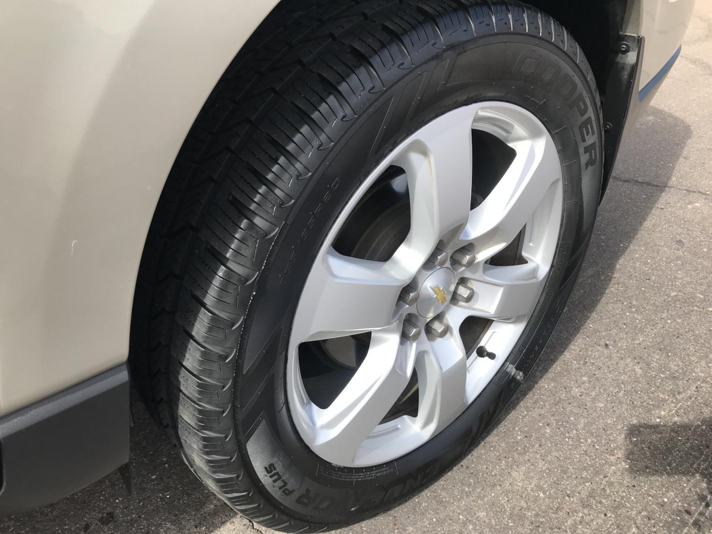 2016 gold /gray Chevrolet Traverse 1LT FWD (1GNKRGKDXGJ) with an 3.6L V6 DOHC 24V engine, 6A transmission, located at 323 E Dunlap Ave., Phoenix, AZ, 85020, (602) 331-9000, 33.567677, -112.069000 - 2016 Chevrolet Traverse 1LT FWD SUV ,.......3RD ROW Seating, Great condition,.... Automatic, 6cyl. 3.6L..... Cold A/C, Gold and gray interior with cloth seats in near perfect condition, Backup Camera, Premiumm Sound CD, Power Options, This suv is gorgeous inside and out, Incredible gas mileage! Ariz- Photo#17